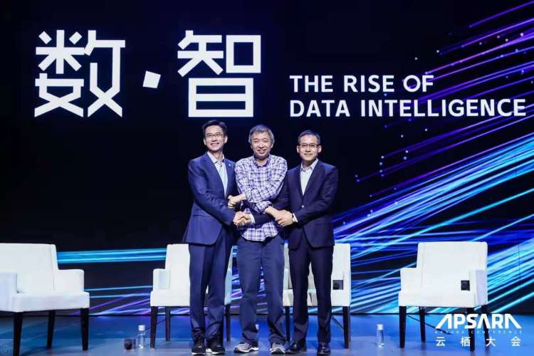 2019云栖大会上,阿里云三代总裁同台。从左至右分别为胡晓明,王坚,张建锋。